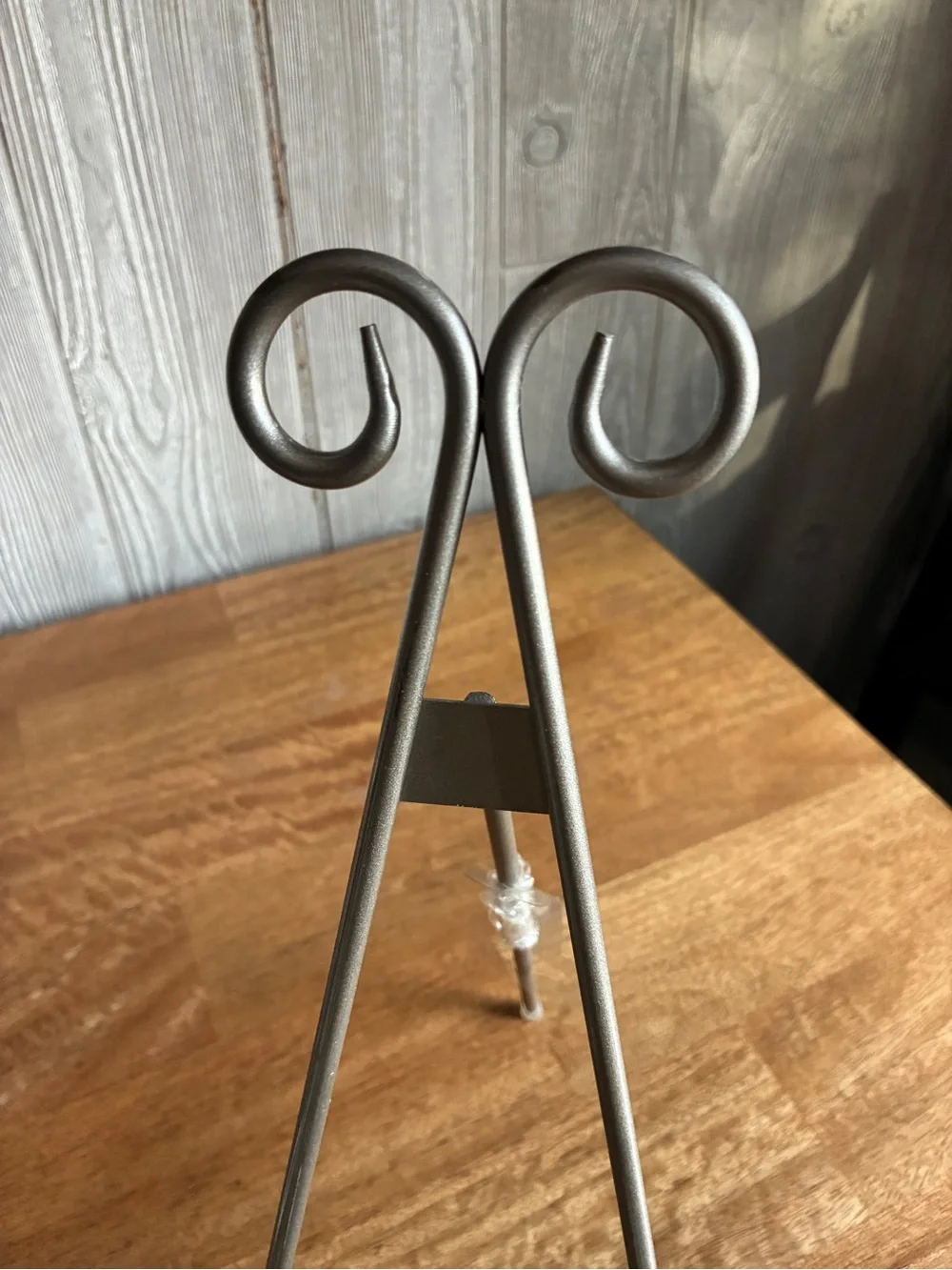 Metal Scroll Display Easel - Silver